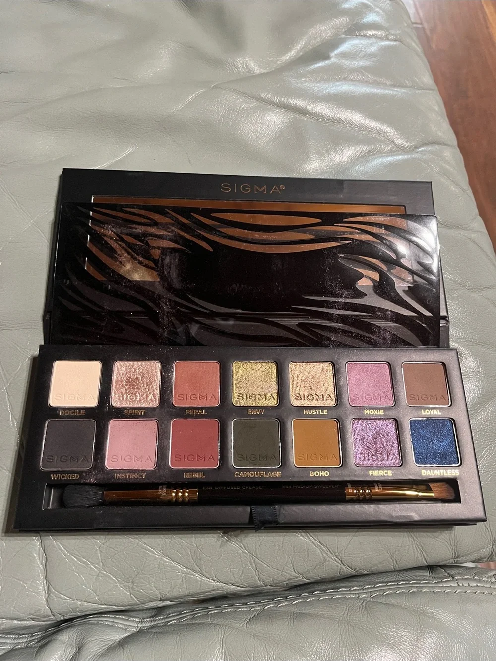 Sigma Untamed Eyeshadow Palette - Black with Gold Logo
